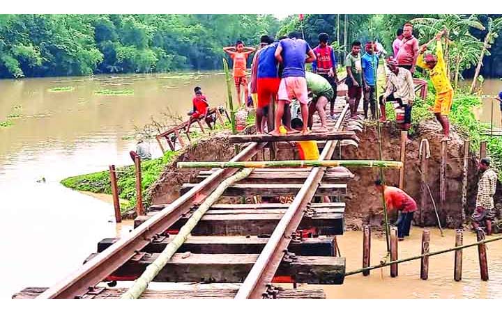 বন্যায় ক্ষতিগ্রস্থ রেলপথে ঈদযাত্রায় শঙ্কা
